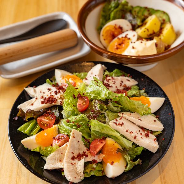 【まずはこれ！】焼き鳥を待つ間に楽しむ♪「すり鉢半熟卵のポテサラ」＆「しっとりむね肉の大吉サラダ」