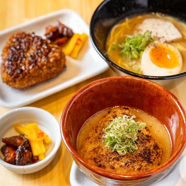 【極上の〆】鶏の旨味が凝縮されたクリーミーな「鶏白湯らーめん」＆極旨焼きおにぎり