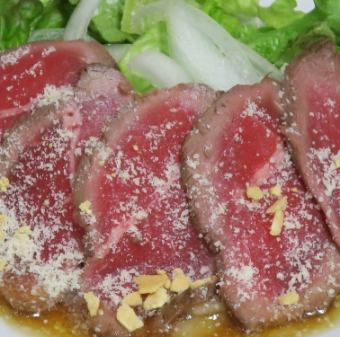 塔塔基牛肉配芥末酱和帕尔马干酪