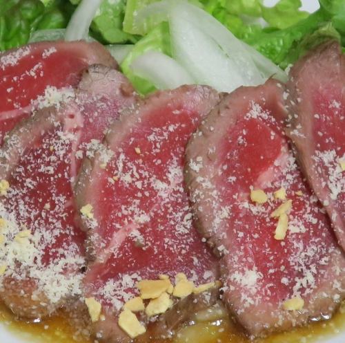 塔塔基牛肉配芥末酱和帕尔马干酪