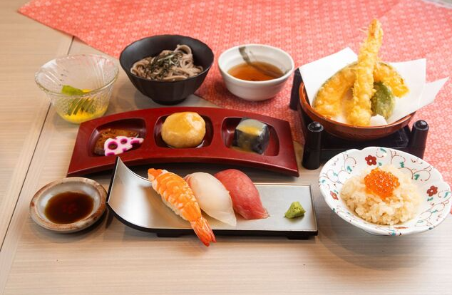 11時30分からランチ営業しております。