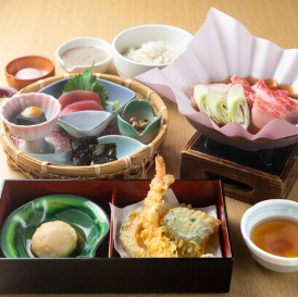 テーブル席は広々としており、リラックスできる雰囲気の店内です