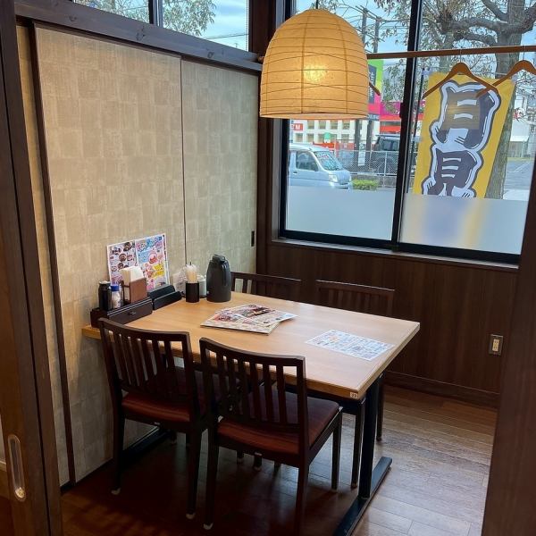 【最大20名様までご利用いただける個室をご用意しております。】4名様用と6名様用の個室が2つずつあり、小人数でのご利用にも対応可能です。プライベートな空間で、特別なひとときをお過ごしください。人気の席となっておりますのでご希望のお客様は、お電話にて空き状況をご確認ください。