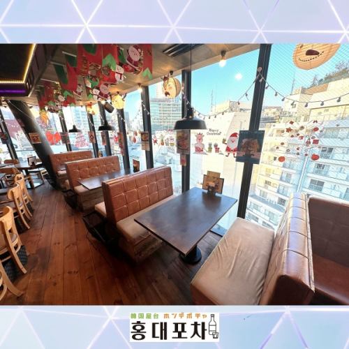 [Monitor seats are also available♪] Tables are basically arranged to accommodate 2 or more people!! We can also accommodate groups of 4 or 10 or more by adding seats next to each other. Please feel free to visit us ☆ We also have a screen that plays K-POP programs, so you can relax while watching your favorite Korean stars ♪