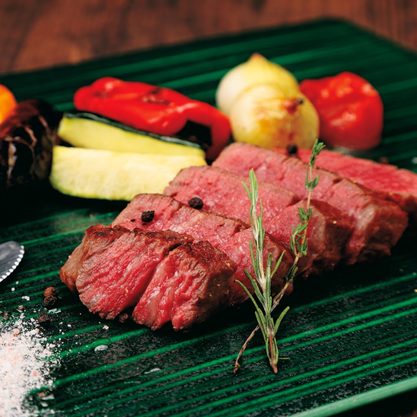 東北の赤身牛を中心に仕入れ、肉質に合わせて火入れをいたします