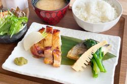 Grilled Spanish mackerel with yuan sauce and grilled chicken thigh with Japanese pepper