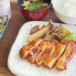 香辣烤鸡腿和蘑菇