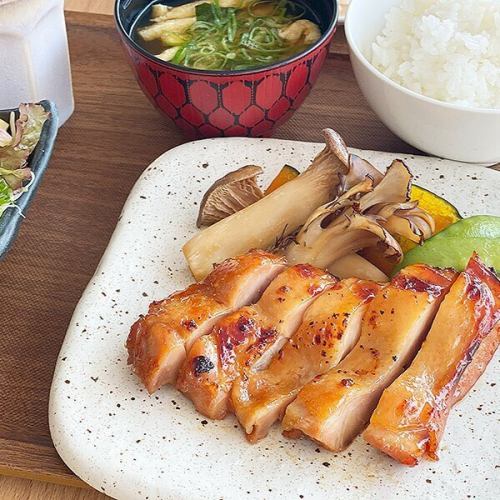 鶏もも肉ときのこのピリ辛焼き
