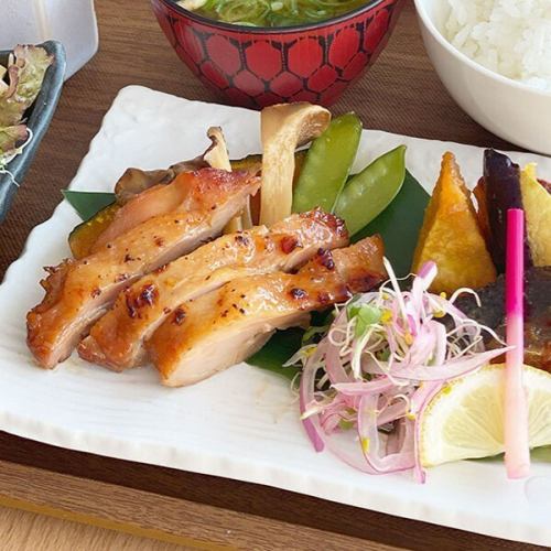 【秋季限定】鶏もも肉ときのこのピリ辛焼き/鮭と秋野菜の味噌焼き/鶏ももピリ辛焼き&鮭の味噌焼きの3種類♪