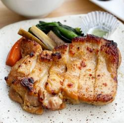 用醬油和麴菌烤的雞腿