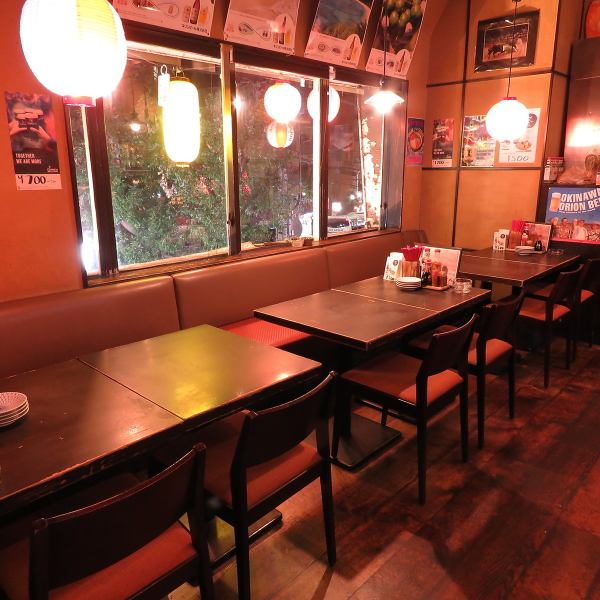 【空間】広い窓・高い天井…開放感ある店内。沖縄の食堂を思う…