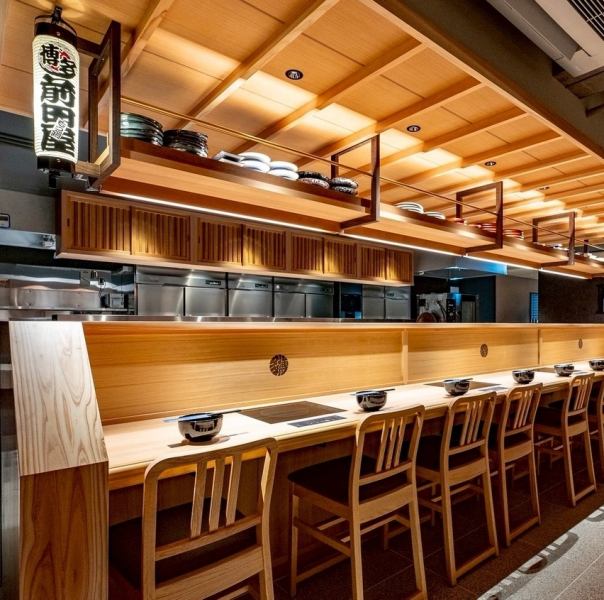 ◆◇店内は雰囲気抜群。広めのカウンター席も大変人気となっております。カウンター席では、お1人様からもつ鍋をご堪能頂けます【もつ鍋 前田屋 今泉店】◇◆