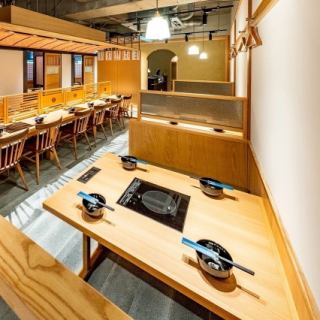 3名様から4名様でご利用可能な両側ソファ席です。