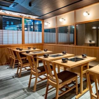 静かな空間でお食事をしたい方にオススメ2名様から4名様がけのテーブル席です。