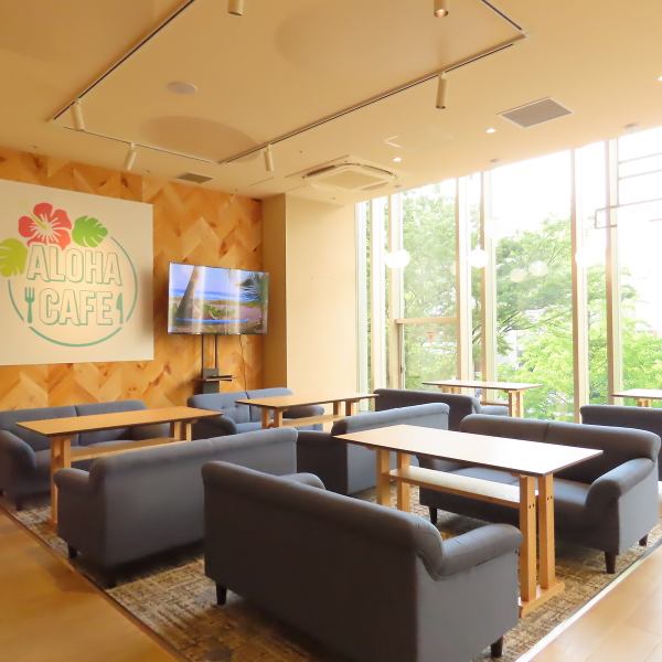 ハワイのリゾートのように、ゆったりとリラックスして過ごせるお店です♪明るく開放的な雰囲気で、ランチにもディナーにも利用できるオシャレな内装が魅力★お食事メニューから夜飲みセットまで幅広くご用意しておりますので、様々なシーンでご利用いただけます！ハワイを感じたくなったら、ぜひ当店までお越しください♪