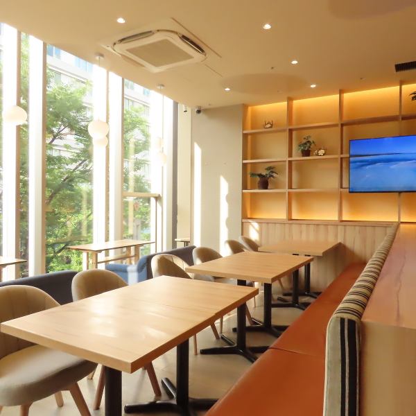 広めのテーブル席やソファー席もご用意しているので、ゆったりと会話を楽しみながらお食事できます★お好みの組み合わせを選べるメニューが豊富ですので、皆で別のものを頼んで、シェアするのも良いかもしれません♪