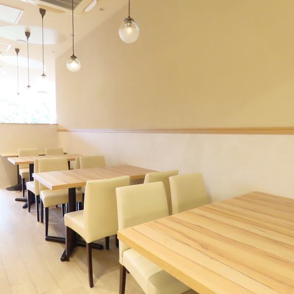 ゆったりとリラックスして過ごせるお店です♪明るく開放的な雰囲気で、ランチにもディナーにも利用できるオシャレな内装が魅力★お食事メニューから夜飲みまで幅広くご用意しておりますので、様々なシーンでご利用いただけます！ぜひ当店までお越しください♪