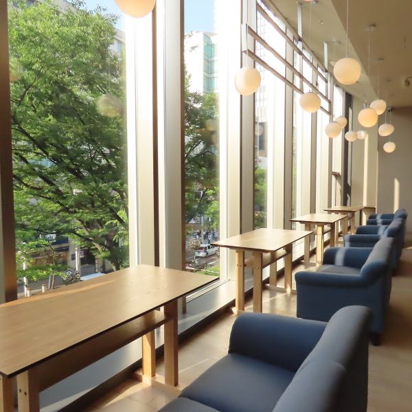 広々とした店内ですので、グループでお越しのお客様も、のびのびとお楽しみいただけます♪栄駅から徒歩4分という好立地ですので、お集まりにも便利。お仕事帰りにふらっとお立ち寄りいただくのも大歓迎です★