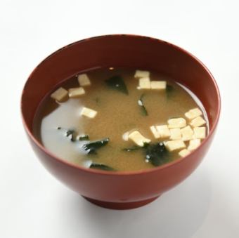 豆腐和裙带菜味噌汤