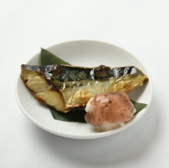 烤咸鲭鱼配磨碎的李子