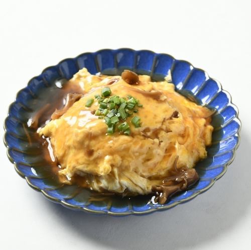 日式蛋包饭配浓稠酱汁