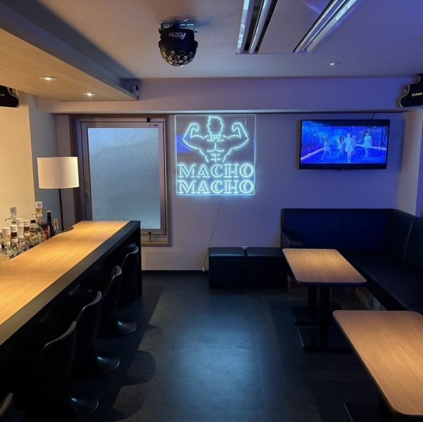 一歩入れば、そこは筋肉の熱気に包まれた別世界。重低音とマッチョの掛け声が響く、最高に熱い空間です。