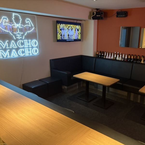 カウンター席は、マッチョの躍動を最前線で体感できる特等席！滴る汗まで見える至近距離で乾杯できます。