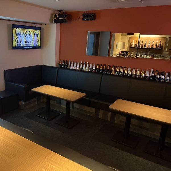 初めてでも、お一人様でも、自然と輪に入れる明るい雰囲気。店全体が一体となって盛り上がれる内装です。