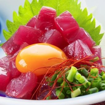 Seafood Yukhoe (Tsukimi) 720 yen / Wagyu beef stewed 750 yen / Hokkori taro manju 630 yen (tax included)