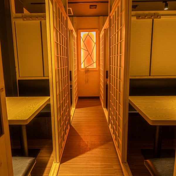 総席数《150席》の広々とした店内は新宿で大人数様でのご宴会、貸切宴会にも最適な大型個室を完備しております。のびのびとお寛ぎ頂ける空間は、会社宴会、歓迎会、送別会にもおすすめ！団体様でのご宴会を任された幹事様に必見のプラン、特典もご用意しております。お気軽にお問い合わせください。