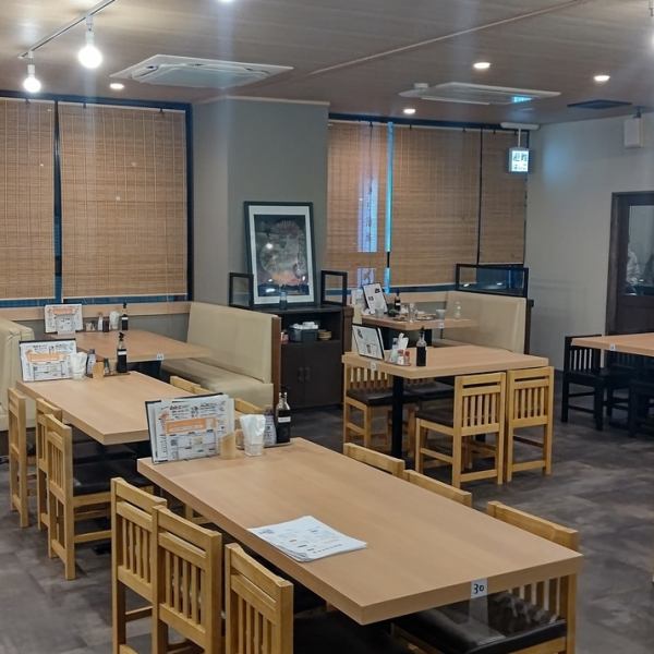 We have 5 tables for 8 to 10 people in the large space inside the store.Banquets for up to 50 people ・ Large banquets can be reserved.We will respond to various requests.* For charter, please contact us as soon as possible.
