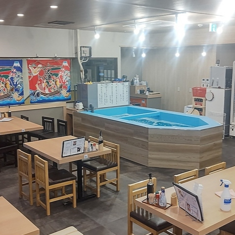 店内の広いスペースは、小規模から大規模までの宴会に最適です。