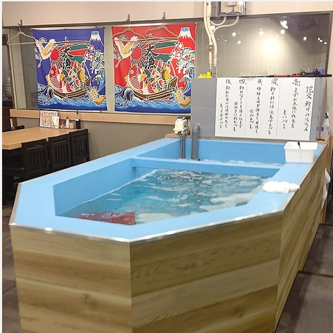 その日仕入れた新鮮な鮮魚がネタ箱に並んでいます♪