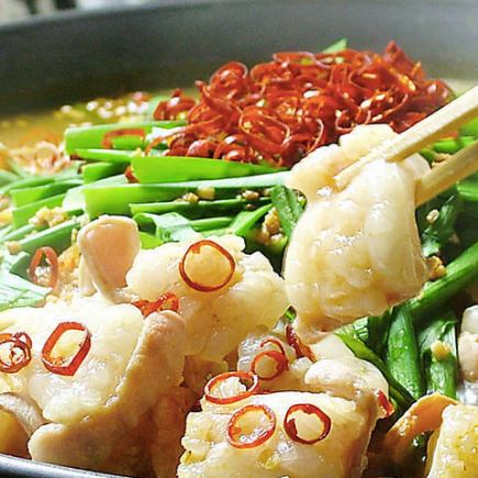 包间保证“绣球花套餐”8道菜品，包括黑毛和牛或内脏锅等主菜，附3小时无限畅饮，4980日元⇒3980日元