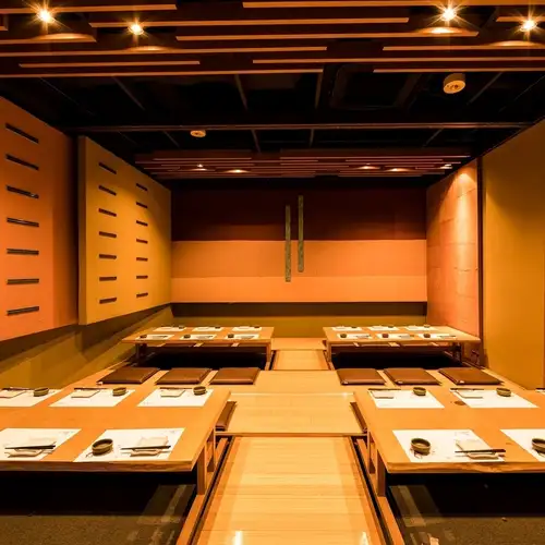 <p>店内奥のソファー個室。5名様から10名までのご宴会が可能です。宴会・同窓会・接待におすすめ。2名～160名様まで大小個室をご用意。貸切宴会は最大170名様までご案内致します！各種宴会　内容、値段相談出来ます！</p>