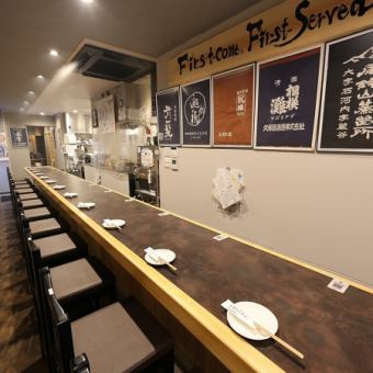 本店設有12個吧台座位，可近距離欣賞主廚的廚藝。它具有溫馨的氛圍，非常適合一個人或一小群人。