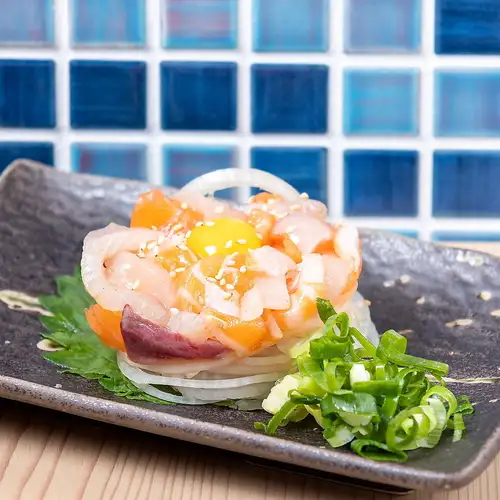 ぷりぷりの海鮮に特製ダレと卵黄がトロッと絡む!