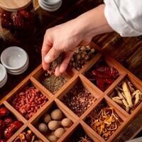 本格薬膳麻辣火鍋コースで健やかに堪能