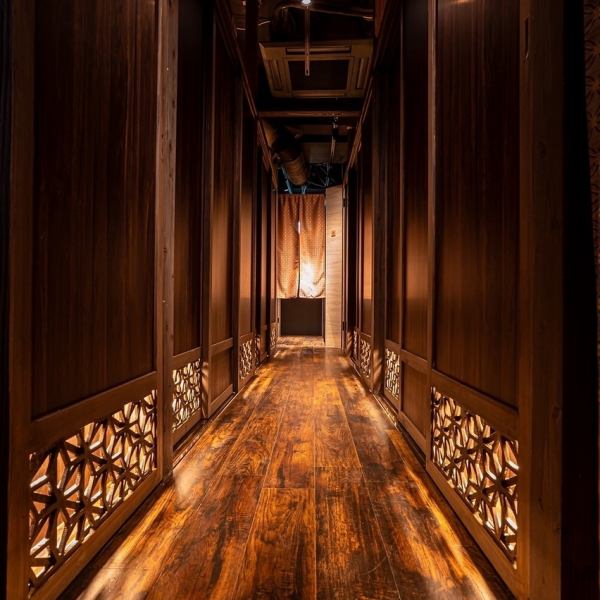 大型宴会には完全個室をご利用いただけます!ドア付きの個室でプライベートな空間を確保しつつ、木の温もりあふれる内装が落ち着きと上質さを演出。最大規模の宴会にも対応できますので、会社の集まりやご家族でのお祝いの席としてもぴったり☆台湾古民家をテーマにした独特の雰囲気は他では味わえない特別感!