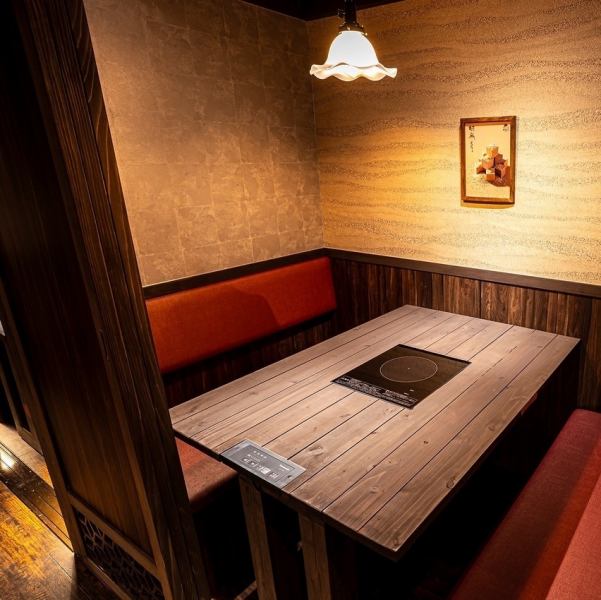 大切な方やご友人との時間を親密に過ごせる雰囲気が魅力です。扉付きの個室ではプライベート空間が守られ、落ち着いた食事が可能!台湾古民家を再現した木材や温かな照明が居心地の良さを一層引き立て、和やかな会話を演出します。普段使いから特別な食事まで幅広く対応◎