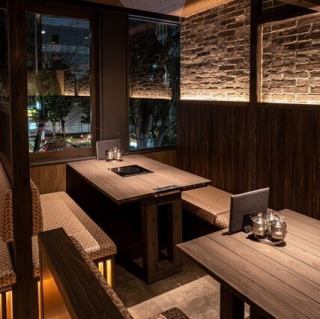 【テーブル席:2~4名×5卓】木材の質感を活かした温かみのあるテーブル席は、開放感がありながらも落ち着いて食事を楽しめる空間です。柔らかな照明が灯る中、友人同士の飲み会やカジュアルなデートにぜひご利用ください。広い席間隔で周囲を気にせず薬膳鍋を堪能できます。広々とした空間で楽しいひとときを。