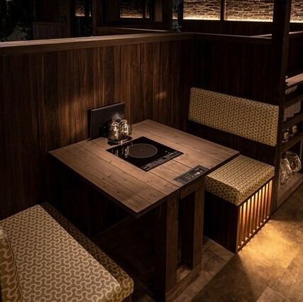 【テーブル席:2名×1卓】お二人様でゆったりとお過ごしいただける、落ち着いた雰囲気のテーブル席をご用意しております。古民家風の情緒漂うインテリアに囲まれ、都会の喧騒を忘れて会話を楽しみたい夜に最適なお席です。美味しい薬膳鍋を囲み、特別な時間をお過ごしください。お二人だけの空間で、至福の薬膳鍋を。
