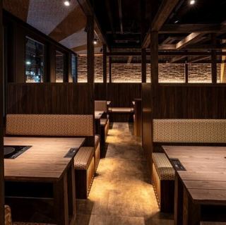 【オープンソファ席:2~4名×7卓(最大16名可)】ゆったりと座れるオープンソファ席は、連結することで最大16名様までの中規模宴会にも対応可能です。オシャレで親しみやすい雰囲気の中、皆様で鍋を囲んで賑やかに盛り上がっていただけます。女子会から会社の集まりまで、幅広いシーンに最適です。大人数の集まりに◎