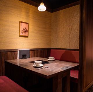 【オープンソファ席:2名×1卓】リラックスして過ごせる2名様用のオープンソファ席。柔らかいクッションと落ち着いた照明が、心地よい親密な空気を生み出します。デートや美味しいお肉をゆっくり味わいたい夜にふさわしい、特別感のあるお席です。こだわりの空間で至福の時を。心地よいソファで、極上のラム肉を堪能♪