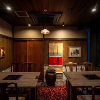 【貸切:50名様から対応】最大58名様まで収容可能な店内は、50名様より貸切を承っております。台湾の古民家をイメージしたこだわりの内装を独占し、一体感のある大規模な宴会を開催いただけます。飲み放題付きの薬膳鍋コースと共に、思い出に残る盛大なひとときを。店丸ごと貸切で、圧倒的な演出と極上鍋を!