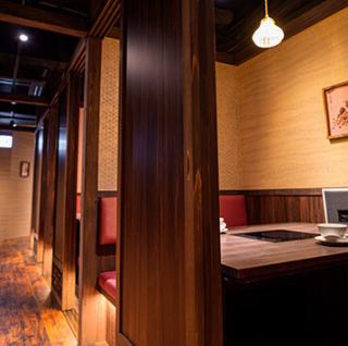 【個室:2~4名×5卓】扉付きの完全個室は、プライベート感を重視したい女子会やデート、大切な記念日にぴったりの上質な空間です。中国・台湾の要素を取り入れた装飾が非日常的な雰囲気を演出し、周りを気にせずにお食事に集中いただけます。扉付き個室で、心ゆくまで大人の非日常体験を!