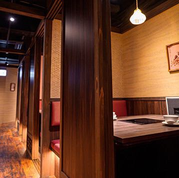 【個室:2~4名×5卓】扉付きの完全個室は、プライベート感を重視したい女子会やデート、大切な記念日にぴったりの上質な空間です。中国・台湾の要素を取り入れた装飾が非日常的な雰囲気を演出し、周りを気にせずにお食事に集中いただけます。扉付き個室で、心ゆくまで大人の非日常体験を!
