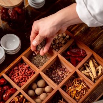 薬膳麻辣湯~豚肉コース~◆薬膳鍋2種・きびまる豚・串カツ・選べる〆等(+料金で飲み放題追加可)