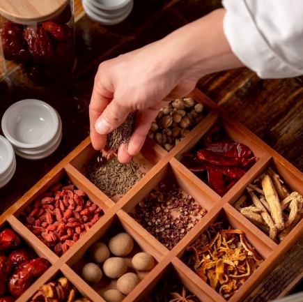 薬膳麻辣湯～豚肉コース～◆薬膳鍋2種・きびまる豚・串カツ・選べる〆等(+料金で飲み放題追加可)