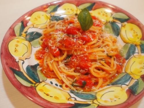 【スパゲッティ】シンプルなトマトソースと粉チーズ